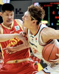 乐鱼专属资源-随着上海男篮不敌浙江广厦，大比分扳成3-1，胡金秋高效发挥，孙铭徽遭弃用，上海男篮古德温低迷